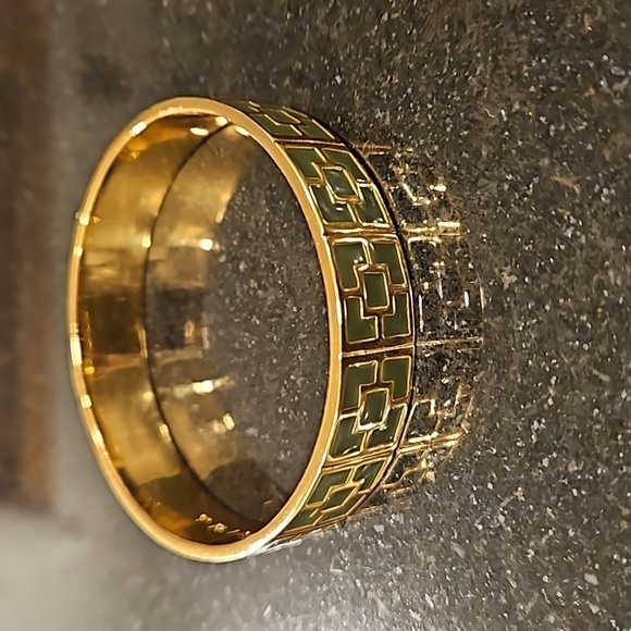 💕TRINA TURK💕 Enamel Bangle Bracelet ~ Black & Gold Brick Logo Design NWOT - Picture 3 of 9